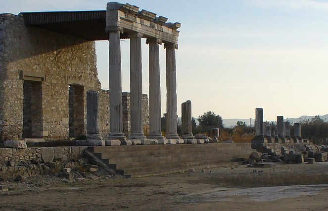 Las columnas del monumento del puerto de Mileto al atardecer
