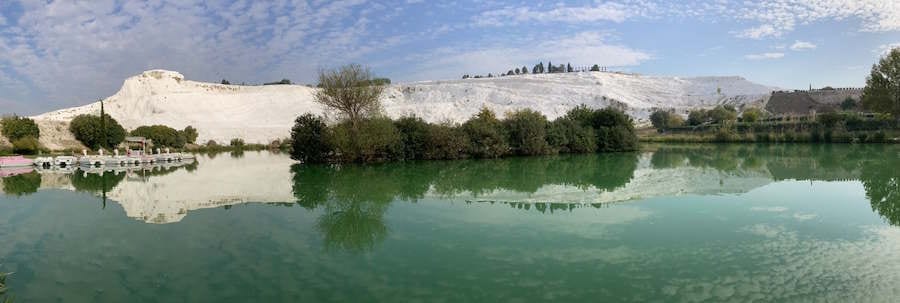 Las terrazas de travertino de Pamukkale reflejadas en el agua