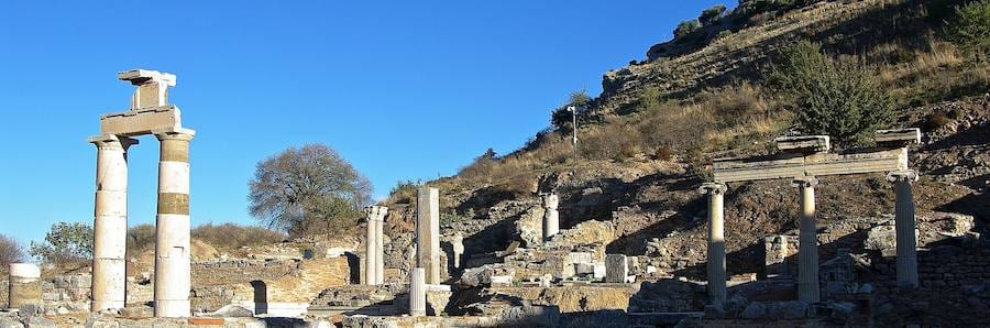 Columnas y arquitrabes en pie del Pritaneo de Éfeso, junto al Ágora del Estado, al pie de la ladera