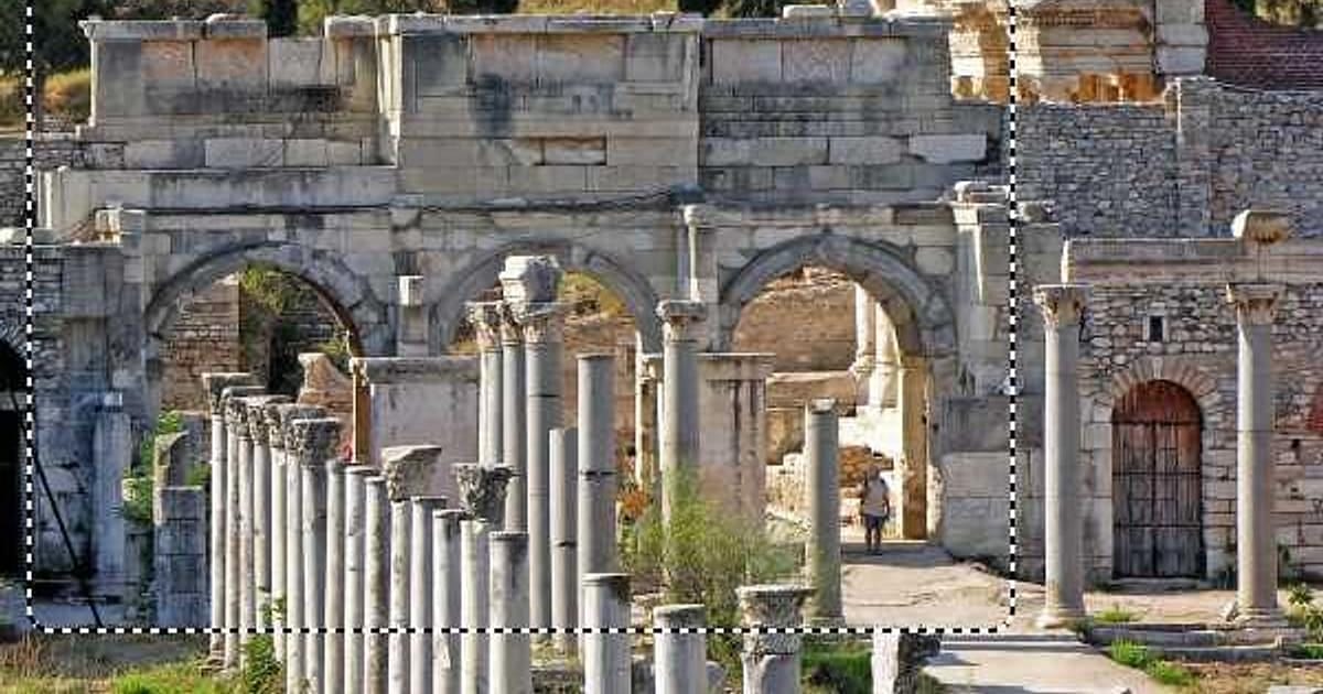 La puerta de Mazeo y Mitrídates en el Ágora comercial de Éfeso