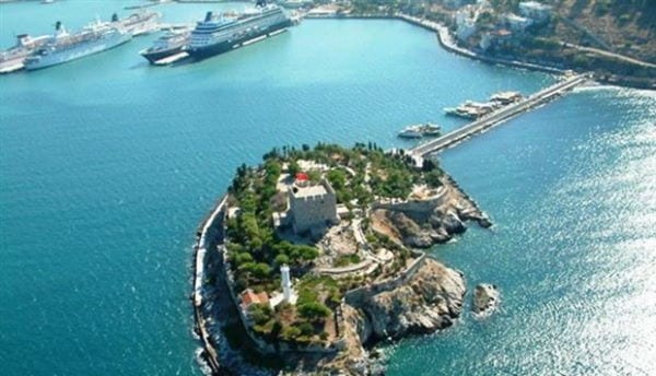 Cruceros atracados en el puerto de Kuşadası junto a la isla de las Palomas
