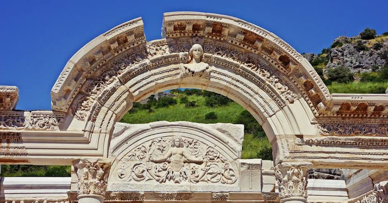 El arco tallado del Templo de Adriano en Éfeso, con un busto de diosa en la clave