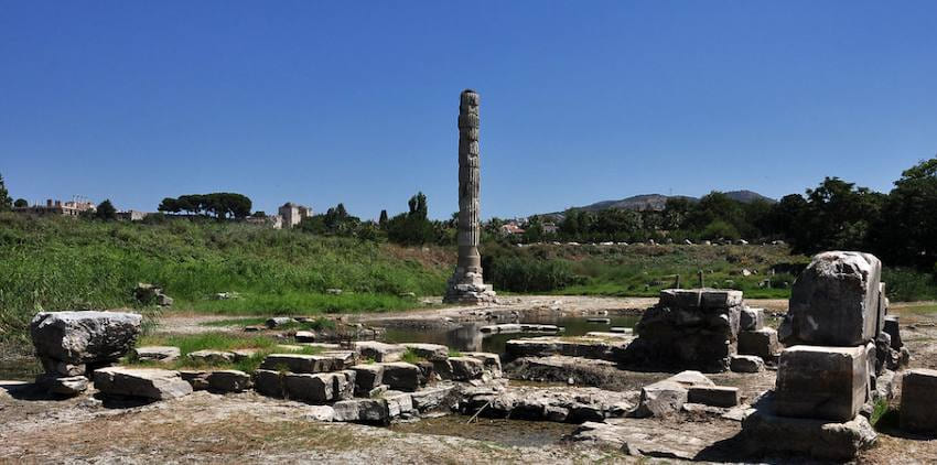 La única columna en pie del Templo de Artemisa entre los cimientos inundados del santuario